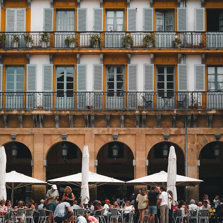 Family terraces and cafés for calm evenings in Portland